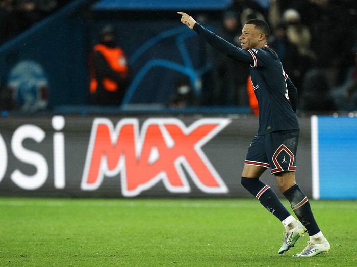 Kylian Mbappe menjadi pahlawan untuk Paris Saint-Germain dalam duel kontra Real Madrid. Gol menit akhirnya menebus kegagalan Lionel Messi dari titik penalti.