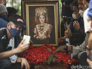 Momen Pemakaman Dorce Gamalama di TPU Bantar Jati