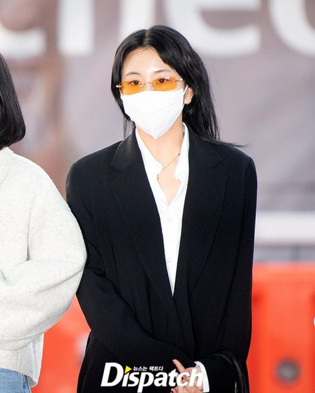 Chaeyoung terlihat chic cengan kacamata oren tanpa frame.