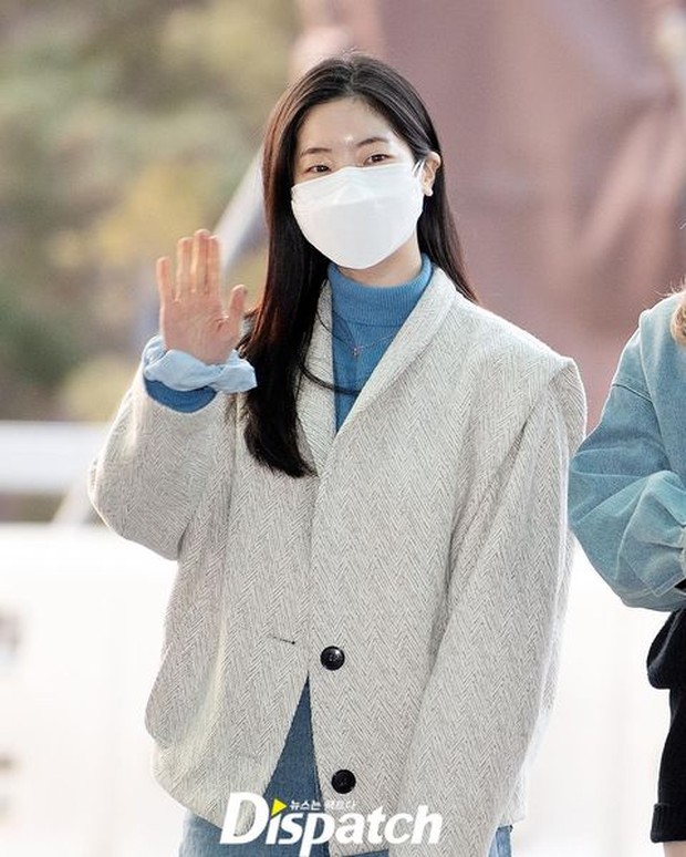 Dahyun tampil dengan outfit serba biru dan jacket musim dingin.