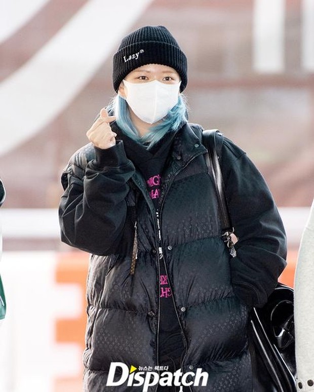 Jeongyeon nampak memukau dengan rambut birunya dengan outfit serba hitam.