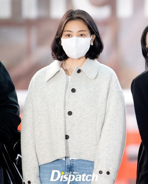 Jihyo tampil memukau dengan rambut pendeknya saat di bandara.