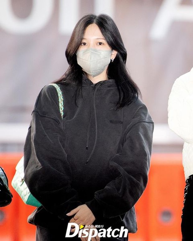 Tampil misterius dengan outfit serba hitam ala Mina.