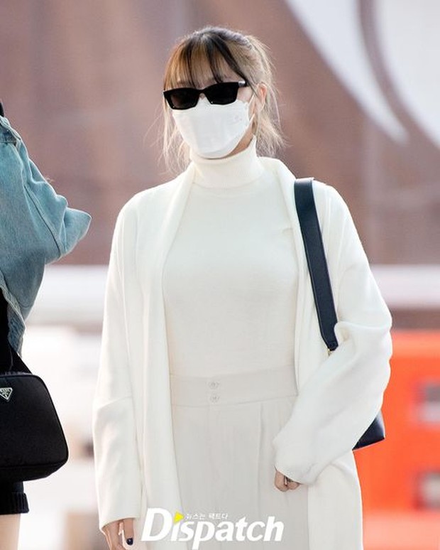 Seperti layaknya 'chaebol' Momo mengenkana outfit menimalis berwarna putih.