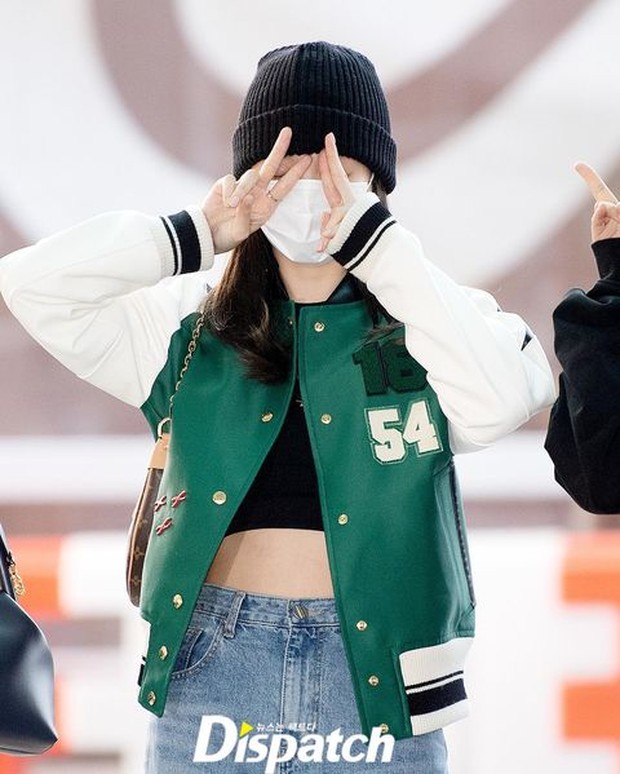 Neyeon mengenakan outfit simple beanie hitam dan tampil tanpa riasan.