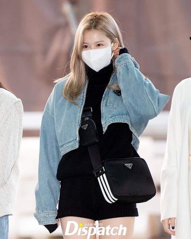 Sana visual TWICE tampil cantik dengan mengenakan rok mini.