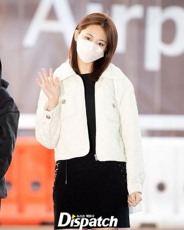 Tzuyu nampak mengnakan dress hitam dan jaket musim dingin.