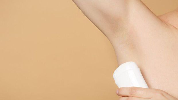 Pemakaian Deodoran / foto : freepik