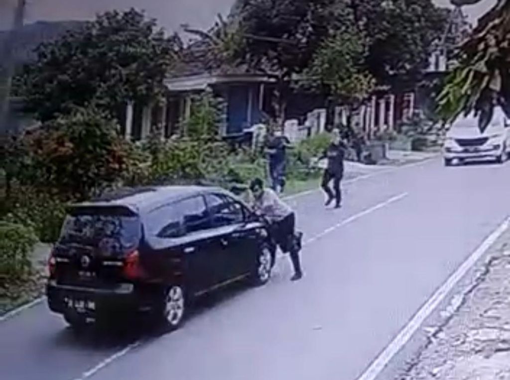 Bak Film Aksi, Polisi Terseret Mobil Saat Sergap Pengedar Sabu di Mojokerto