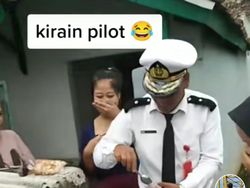 Nyentrik! Penjual Cimol Ini Berjualan Pakai Seragam Pilot hingga Baju Koboi