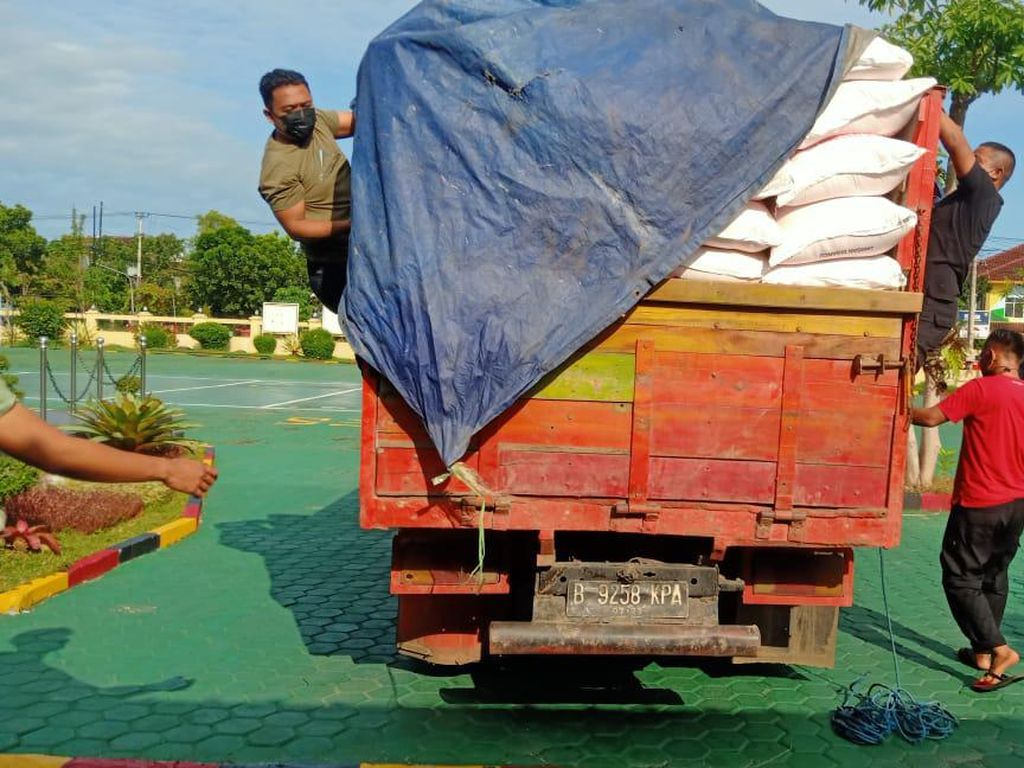 Jual Pupuk Subsidi di Atas HET, 10 Orang Ditangkap Polisi Indramayu Jual Pupuk Subsidi di Atas HET, 10 Orang Ditangkap Polisi Indramayu