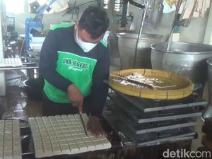Perajin Tahu di Kediri Minta Pemerintah Turun Tangan Stabilkan Harga Kedelai Perajin Tahu di Kediri Minta Pemerintah Turun Tangan Stabilkan Harga Kedelai