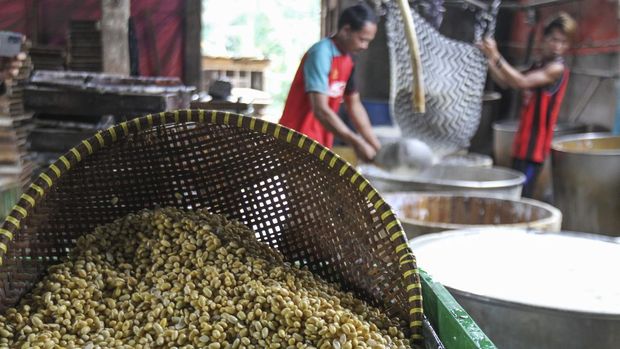 Pekerja melakukan proses pembuatan tahu di salah satu pabrik tahu di Pasir Putih, Depok, Jawa Barat, Selasa (15/2/2022). Ketua Umum Gabungan Koperasi Produsen Tempe Tahu (Gakoptindo) Aip Syarifudin mengumumkan akan melakukan aksi mogok produksi pada tanggal 21 Februari hingga 23 Februari 2022 dampak dari harga kedelai yang naik dari Rp9 ribu menjadi Rp11 ribu per kilogram. ANTARA FOTO/Asprilla Dwi Adha/foc.