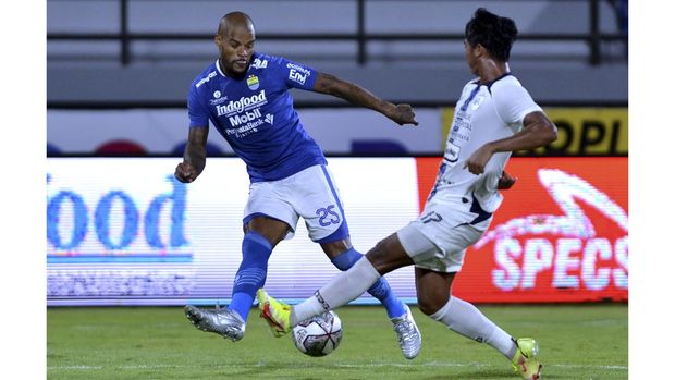 Pesepak bola Persib Bandung David Da Silva (kiri) berebut bola dengan pesepak bola PSIS Semarang Rio Saputro (kanan) saat pertandingan Liga 1 di Stadion Kapten I Wayan Dipta, Gianyar, Bali, Selasa (15/2/2022). ANTARA FOTO/Fikri Yusuf/aww.