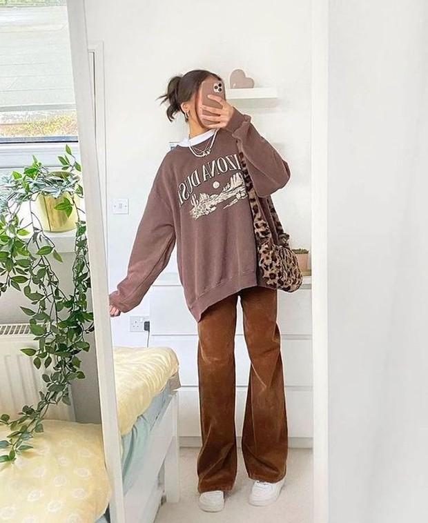 Padukan sweater dan jeans