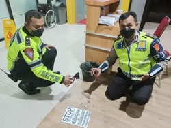 Pelempar Molotov ke Pos Lantas Bekasi Bawa Poster Wadas Melawan!