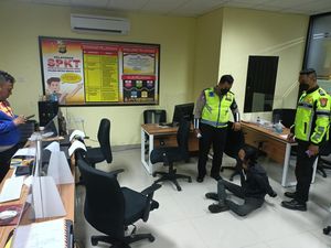 Polisi Dalami Motif Pria Lempar Molotov ke Pos Lantas Bekasi