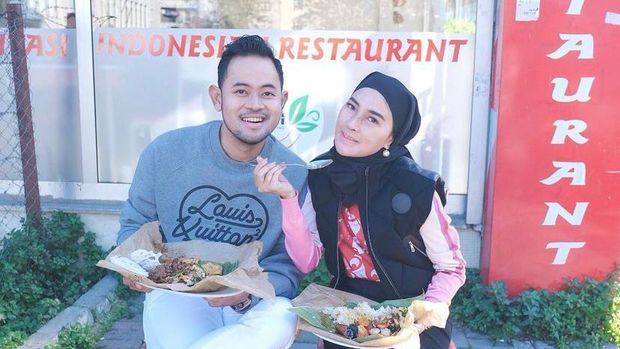 Hidup dengan serba kemewahan, namun Gilang dan Shandy Purnamasari suka jajan kaki lima dan makan di pinggir jalan. Yuk, intip!