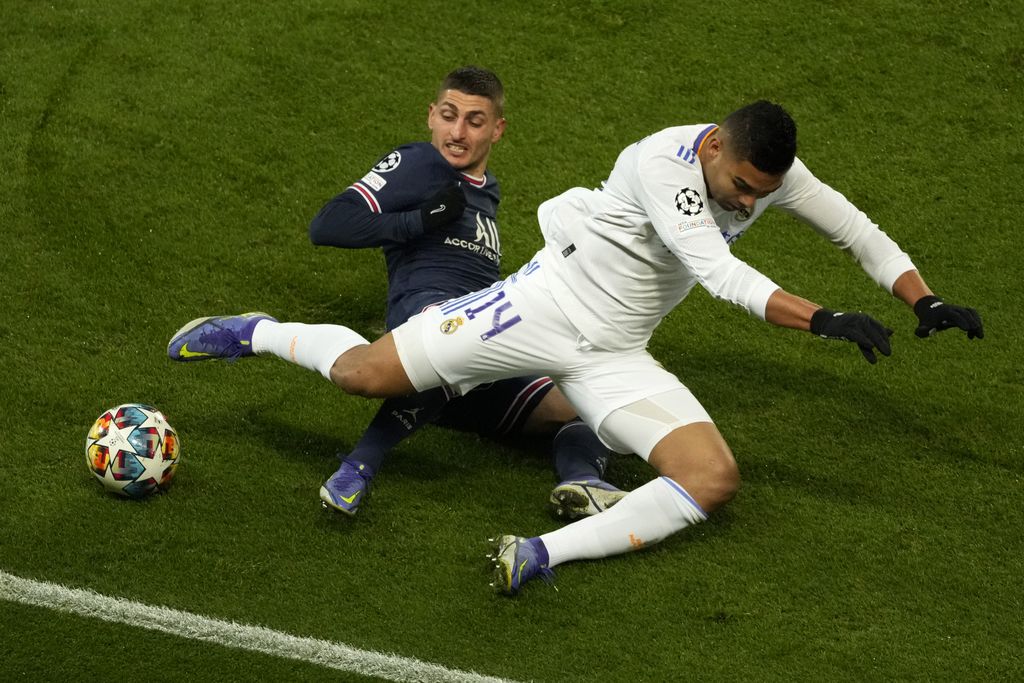 Real Madrid's Casemiro, right, fights for the ball with PSG's Marco Verratti during the Champions League, round of 16, first leg soccer match between Paris Saint Germain and Real Madrid at the Parc des Princes stadium, in Paris, France, Tuesday, Feb. 15, 2022. (AP Photo/Francois Mori)