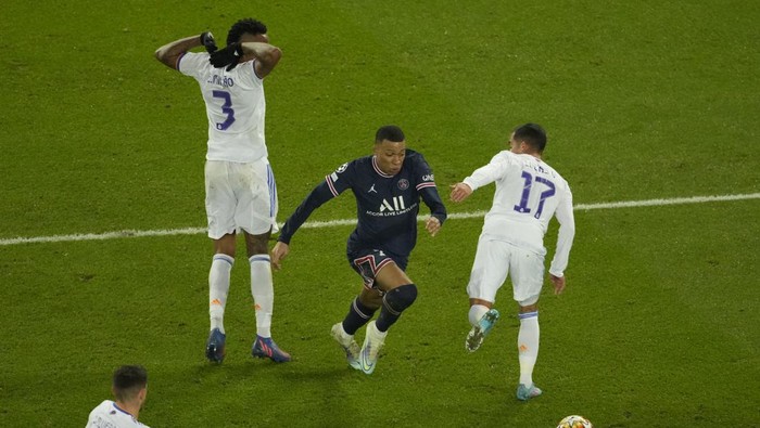 PSGs Kylian Mbappe, second right, runs to scores his sides opening goal during the Champions League, round of 16, first leg soccer match between Paris Saint Germain and Real Madrid at the Parc des Princes stadium, in Paris, France, Tuesday, Feb. 15, 2022. (AP Photo/Francois Mori)