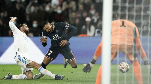 PSG's Kylian Mbappe, center, duels for the ball with Real Madrid's Dani Carvajal, left, during the Champions League, round of 16, first leg soccer match between Paris Saint Germain and Real Madrid at the Parc des Princes stadium, in Paris, France, Tuesday, Feb. 15, 2022. (AP Photo/Thibault Camus)