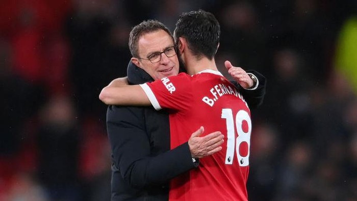 MANCHESTER, ENGLAND - FEBRUARY 15: Ralf Rangnick embraces Bruno Fernandes of Manchester United after their sides victory during the Premier League match between Manchester United and Brighton & Hove Albion at Old Trafford on February 15, 2022 in Manchester, England. (Photo by Laurence Griffiths/Getty Images)