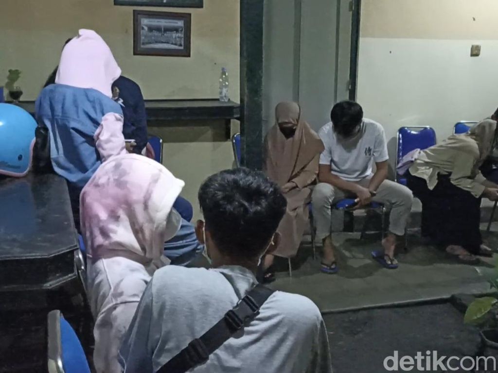 6 Pasangan Mesum Terjaring Razia Kos di Tulungagung 6 Pasangan Mesum Terjaring Razia Kos di Tulungagung