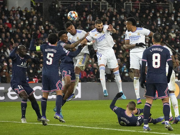 Real Madrids Karim Benzema, central right, and teammates jump during the Champions League round of 16, first leg, soccer match Paris Saint-Germain against Real Madrid at the Parc des Princes stadium in Paris, Tuesday, Feb.15, 2022. (AP Photo/Michel Euler)
