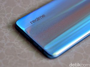 Tertarik Luncurkan Ponsel Layar Lipat, Realme?