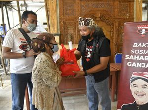 Relawan Ganjar Bagi-bagi Sembako dan Borong Dagangan di Lamongan