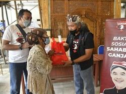 Relawan Ganjar Bagi-bagi Sembako dan Borong Dagangan di Lamongan