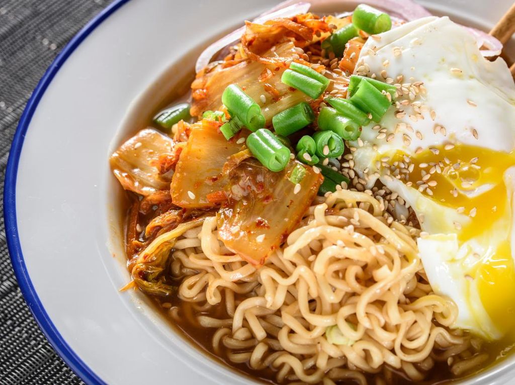 Resep Mie Kuah Kimchi untuk Penambah Stamina di Pagi Hari