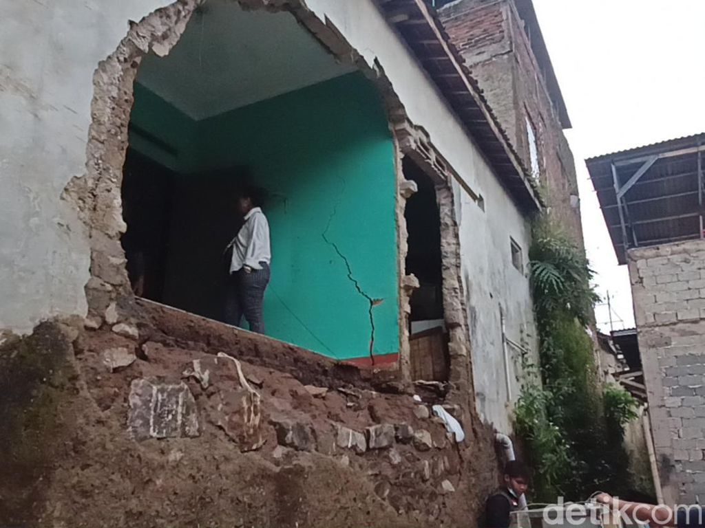 Hujan Badai Terjang Cimahi, BPBD: 181 Rumah Terdampak Hujan Badai Terjang Cimahi, BPBD: 181 Rumah Terdampak