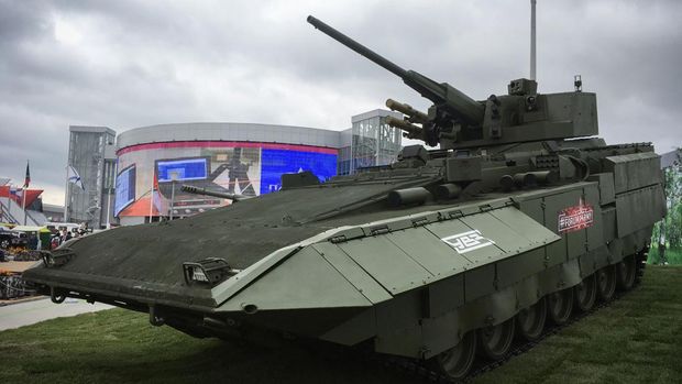 A picture taken on August 21, 2018 shows a Russian Armata tank T-15 in Kubinka Patriot Park outside Moscow during the International Military-Technical Forum Army-2017. - The T-15 Armata is a Russian heavy infantry fighting vehicle first seen in public in 2015 during rehearsals for the Moscow Victory Day Parade. (Photo by Ekaterina ANISIMOVA / AFP)