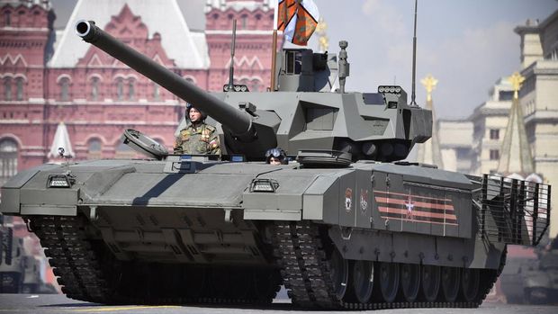 A Russian T-14 Armata tank drives at Red Square in Moscow, on May 7, 2019, during a rehearsal for the Victory Day military parade. - Russia will celebrate the 74th anniversary of the 1945 victory over Nazi Germany on May 9. (Photo by Alexander NEMENOV / AFP)