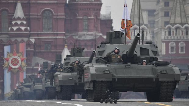 A Russian T-14 Armata tank drives at Red Square in Moscow, on May 7, 2019, during a rehearsal for the Victory Day military parade. - Russia will celebrate the 74th anniversary of the 1945 victory over Nazi Germany on May 9. (Photo by Alexander NEMENOV / AFP)