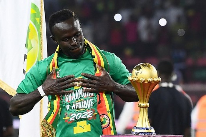 Senegals forward Sadio Mane looks at the trophy prior to the ceremony after winning after the Africa Cup of Nations (CAN) 2021 final football match between Senegal and Egypt at Stade dOlembe in Yaounde on February 6, 2022. (Photo by CHARLY TRIBALLEAU / AFP)