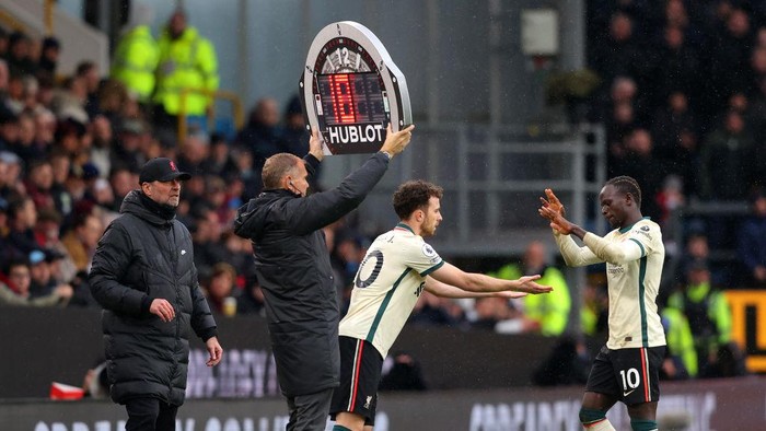 BURNLEY, ENGLAND - FEBRUARY 13: Sadio Mane of Liverpool is substituted for Diogo Jota during the Premier League match between Burnley and Liverpool at Turf Moor on February 13, 2022 in Burnley, England. (Photo by Alex Livesey/Getty Images)