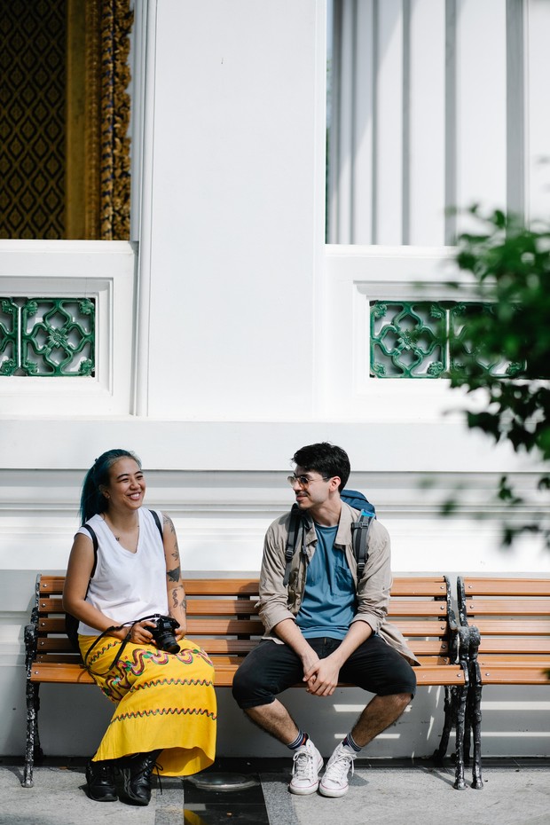 Sagitarius tak ragu memulai percakapan dengan orang asing/Foto: Pexels/George Pak