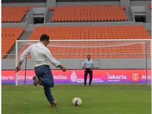 Anies-Ridwan Kamil Kembali Pamer Momen Akrab, Kali Ini Main Bola di JIS