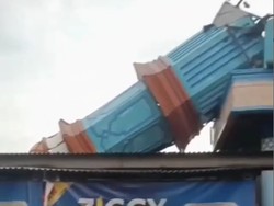 Penampakan Menara Masjid di Bekasi yang Roboh Timpa Rumah Warga