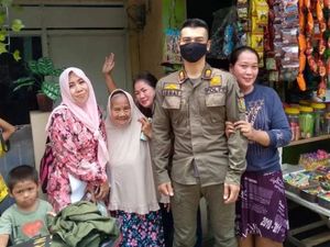 Viral Satpol PP DKI Bantu Nenek Tersesat, Emak-emak Salfok ke Sosoknya