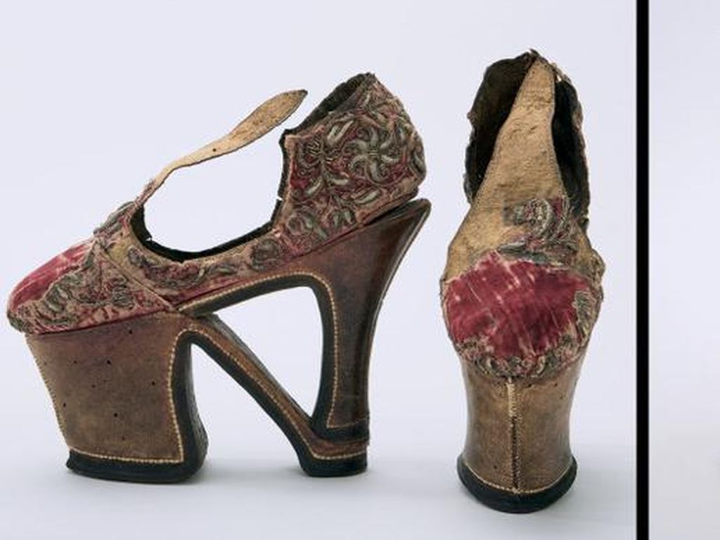 8 Model Sepatu Zaman Dulu, Nggak Sangka Pernah Dipakai Manusia