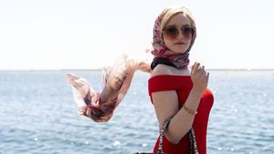 8 Gaya Glamor Anna Delvey, Sosialita Gadungan di Serial Inventing Anna