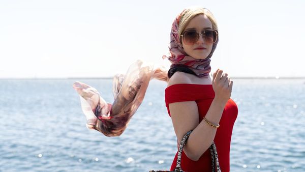 8 Gaya Glamor Anna Delvey, Sosialita Gadungan di Serial Inventing Anna