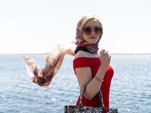 8 Gaya Glamor Anna Delvey, Sosialita Gadungan di Serial Inventing Anna 8 Gaya Glamor Anna Delvey, Sosialita Gadungan di Serial Inventing Anna