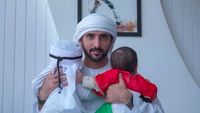 Hot Daddy! Ini 6 Foto Pangeran Tampan Dubai Saat Mengasuh Anak Kembarnya