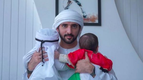 Hot Daddy! Ini 6 Foto Pangeran Tampan Dubai Saat Mengasuh Anak Kembarnya