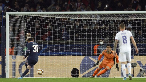 SOCCER-CHAMPIONS-PSG-MAD/REPORT Soccer Football - Champions League - Round of 16 First Leg - Paris St Germain v Real Madrid - Parc des Princes, Paris, France - February 15, 2022 Real Madrid's Thibaut Courtois saves a penalty from Paris St Germain's Lionel Messi REUTERS/Gonzalo Fuentes