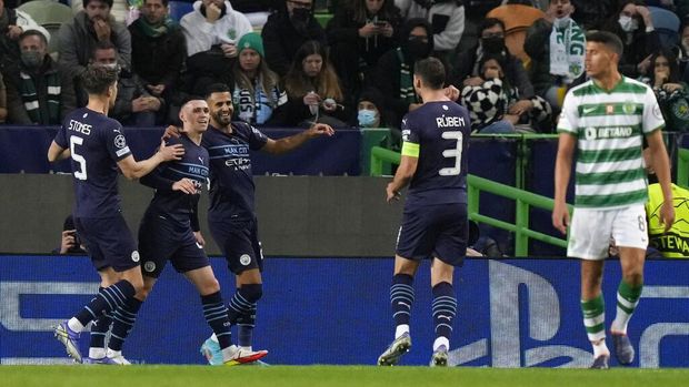 Manchester City's Phil Foden, second left, celebrates with teammates after scoring his side's third goal during the Champions League round of 16 soccer match between Sporting CP and Manchester City at the Alvalade stadium in Lisbon, Portugal, Tuesday, Feb. 15, 2022. (AP Photo/Armando Franca)